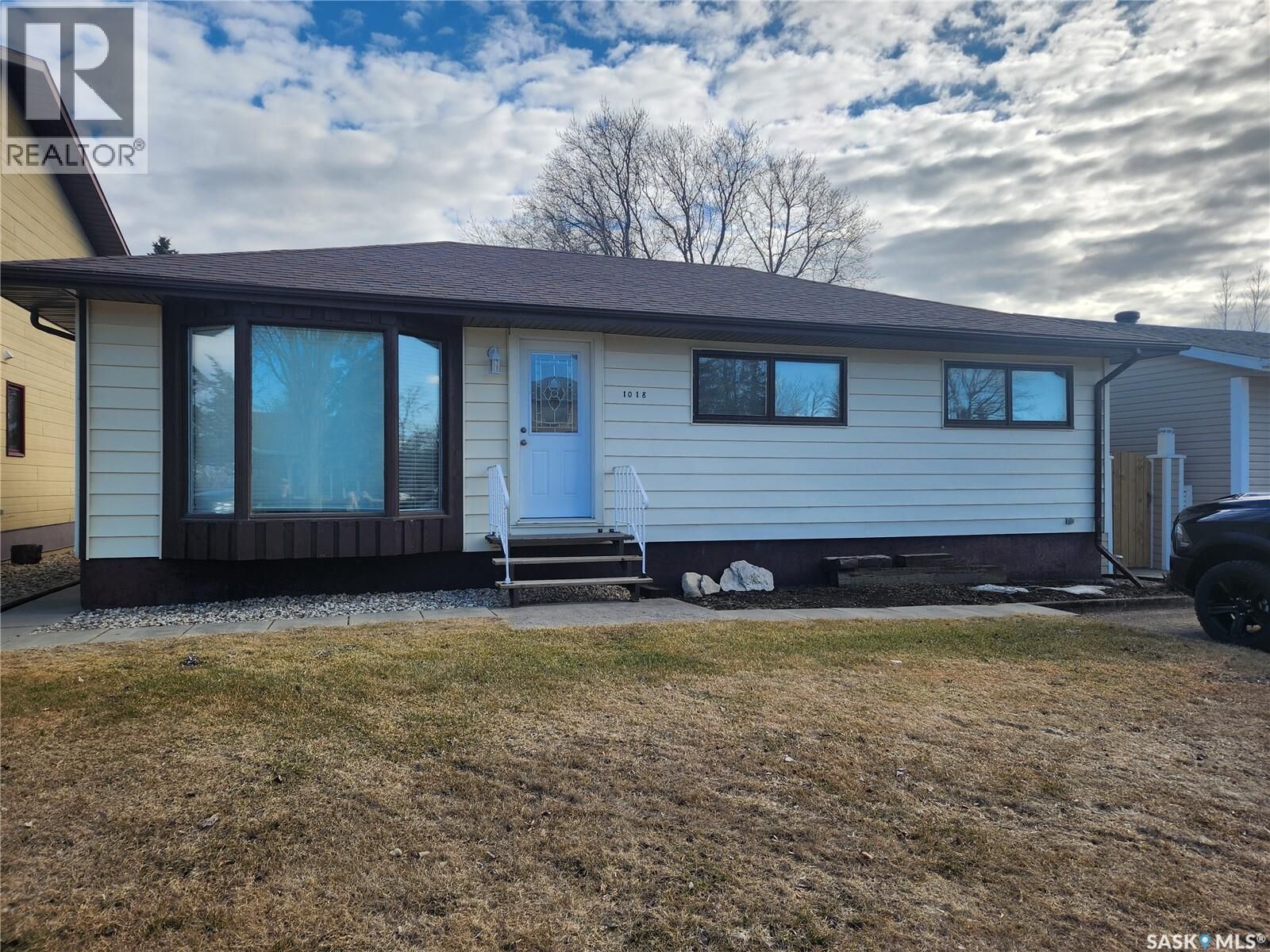 Property Photo:  1018 108th Avenue  SK S0E 1T0 