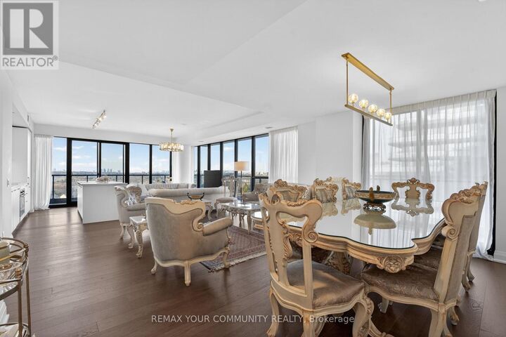 Property Photo:  33 Frederick Todd Way 1305  ON M4G 0C9 