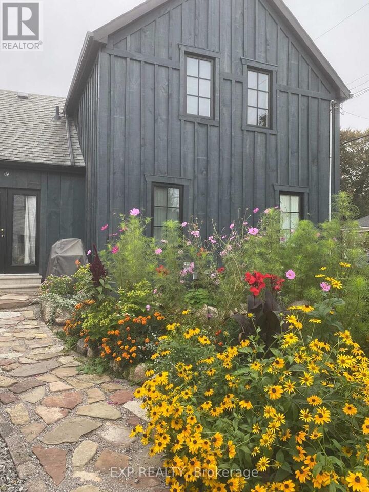 Property Photo:  446 Macnab Street North  ON L8L 1L4 