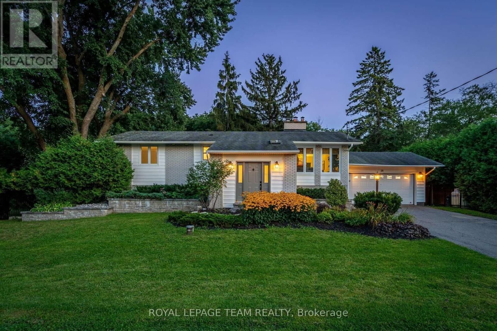 Property Photo:  28 Maplehill Way  ON K2C 3H1 