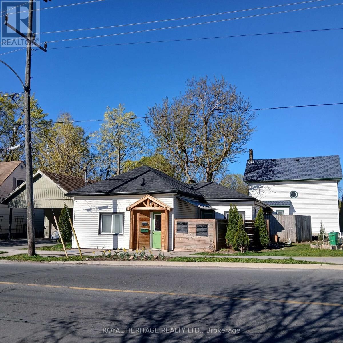 Property Photo:  515 Park Street North  ON K9H 4R5 