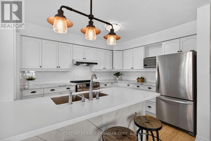 Property Photo:  505 Blue Jay Drive 27  ON N5X 4K7 