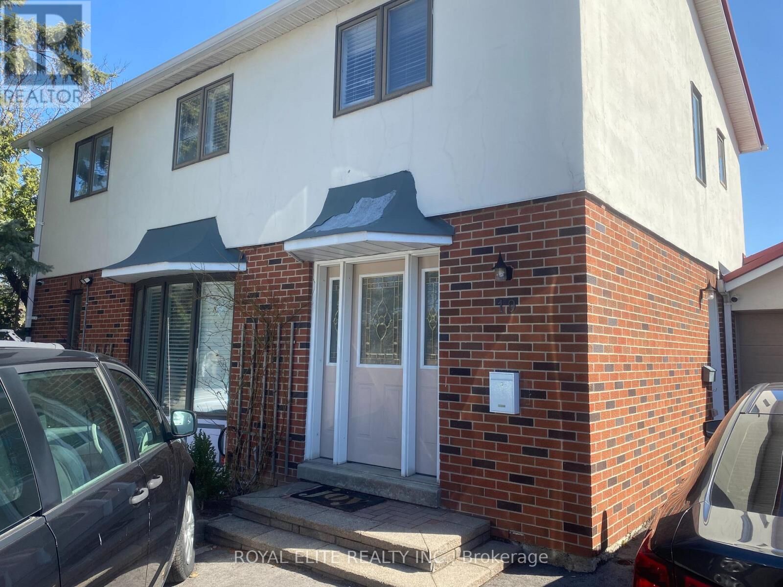 Property Photo:  19 Dunsfold Drive Unit 3  ON M1B 1T5 