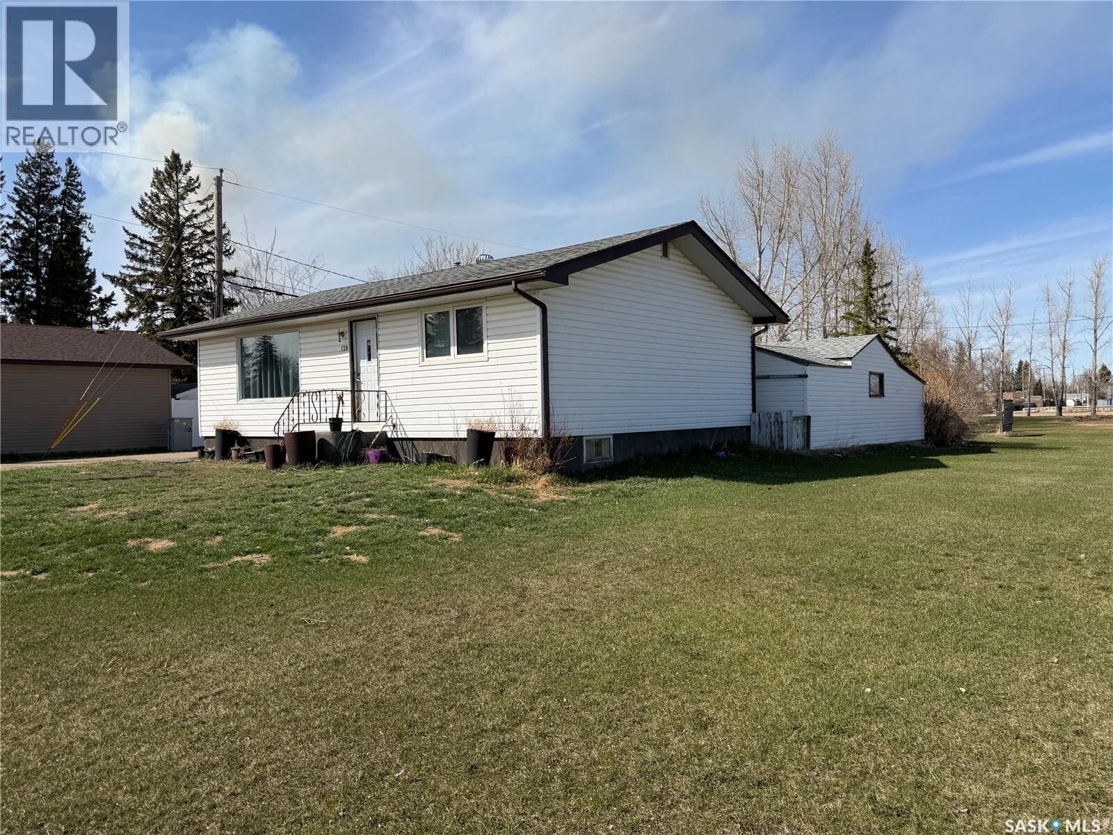 Property Photo:  128 9th Avenue E  SK S0A 2P0 