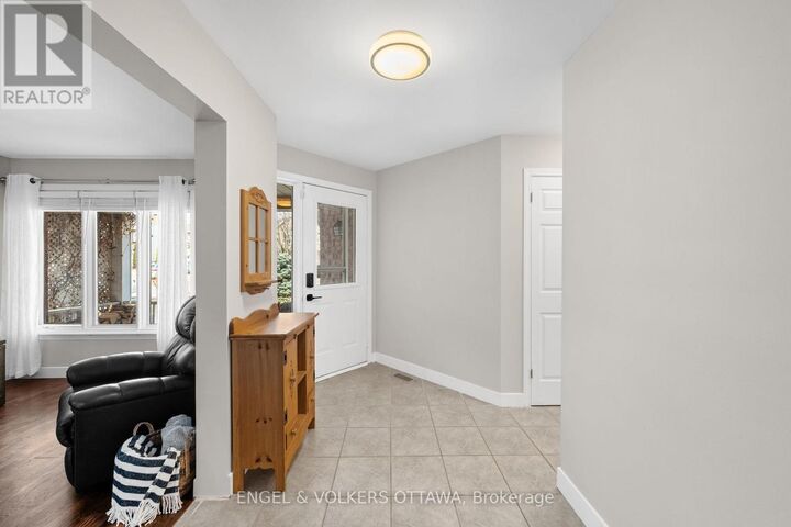Property Photo:  16 Mayford Avenue  ON K2G 6A7 