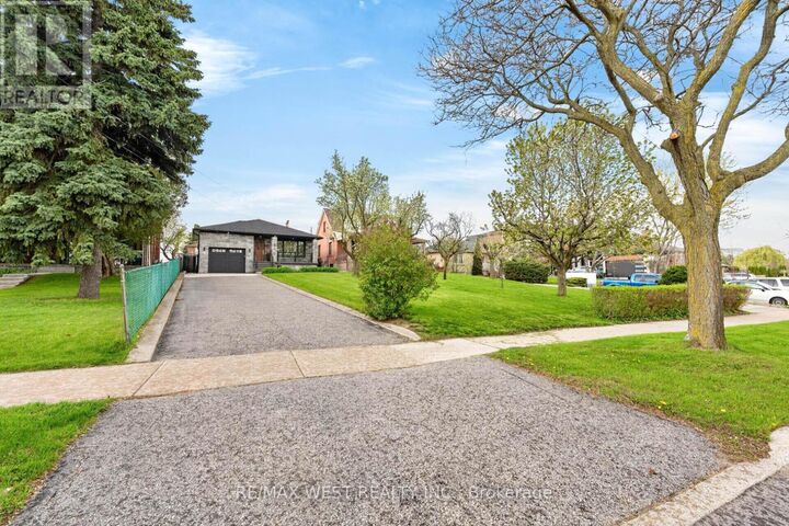 Property Photo:  174 Cornelius Parkway  ON M6L 2K9 