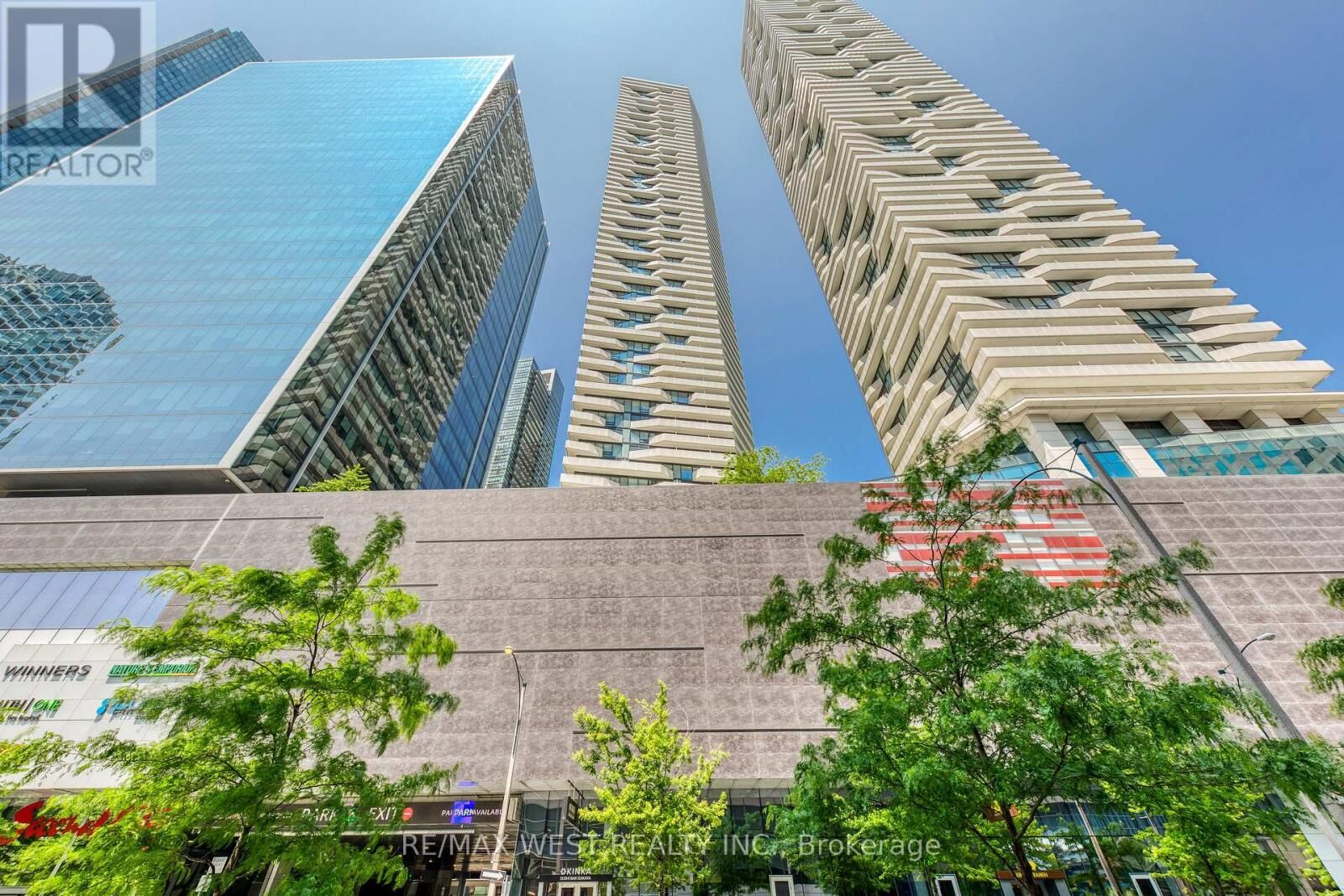 Property Photo:  100 Harbour Street 2004  ON M5J 1B7 