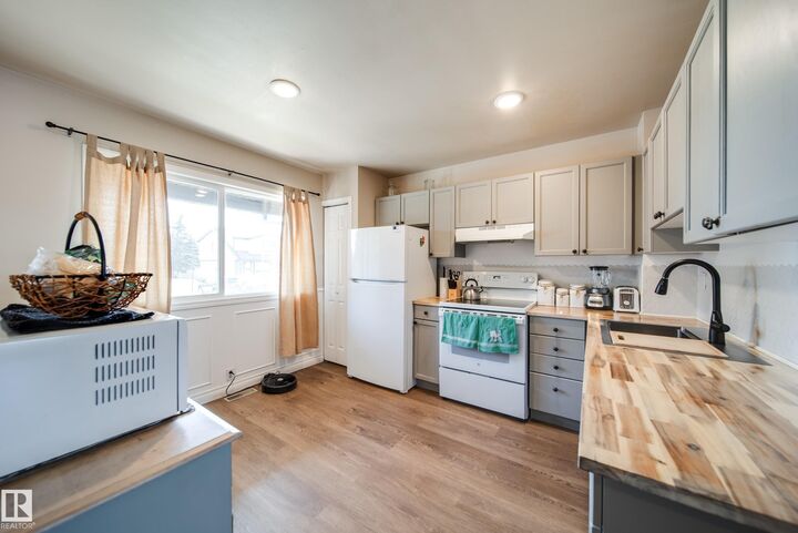Property Photo:  18010 98 Avenue NW 21  AB T5T 3H6 