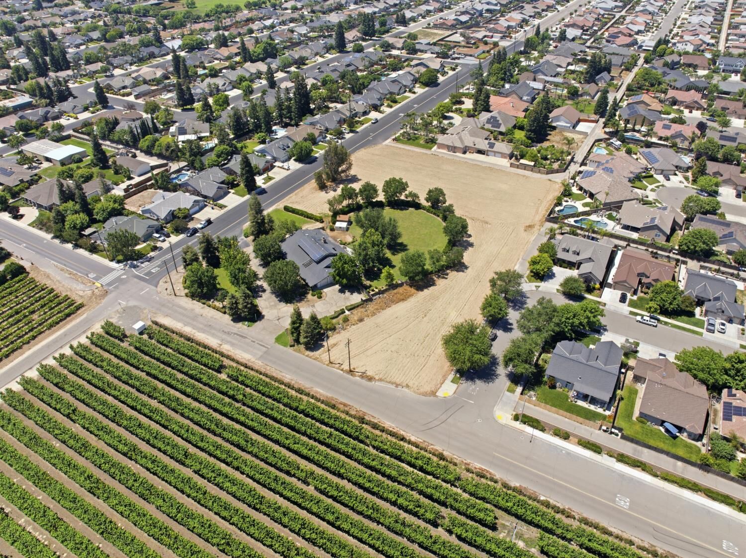 Property Photo: 13935 S Madsen Avenue CA 93631