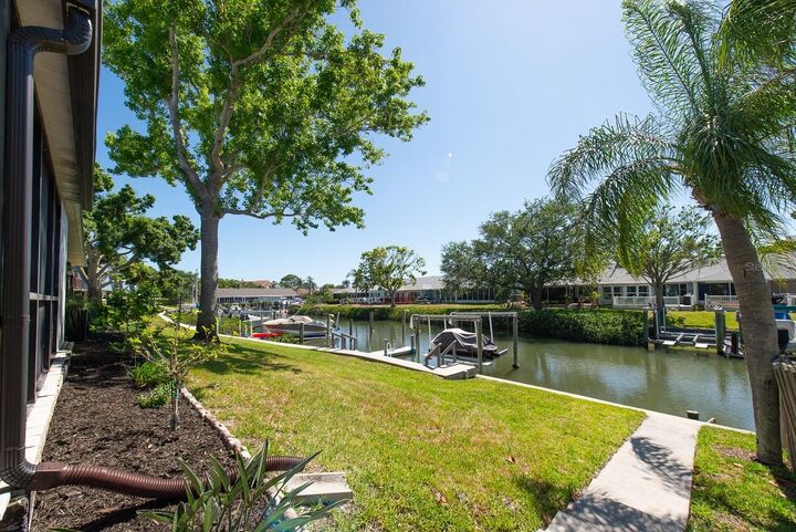 Property Photo: 9476 Tradewinds Avenue 9476 FL 33776