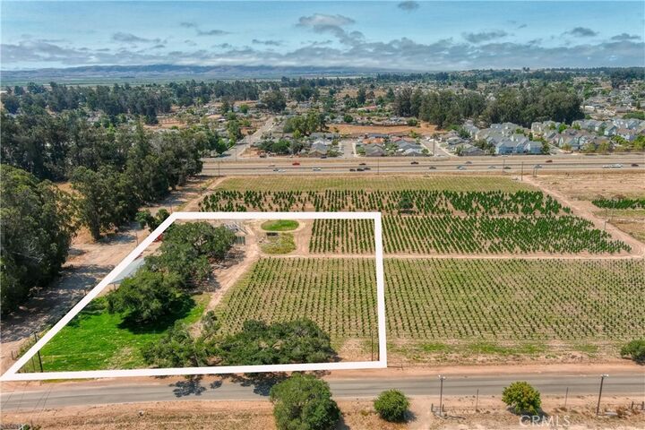 Property Photo:  584 S Oakglen  CA 93444 