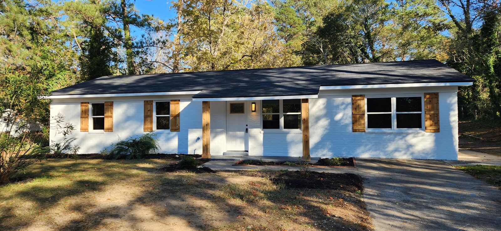 Property Photo:  332 Colonial Court  GA  