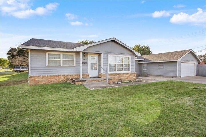 Property Photo:  1221 Hickory Street  OK 73521 