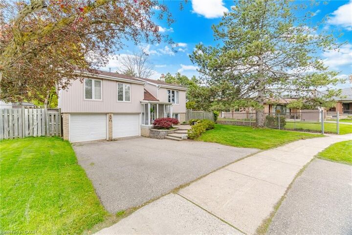 Property Photo:  41 Plainsman Road  ON L5N 1C4 