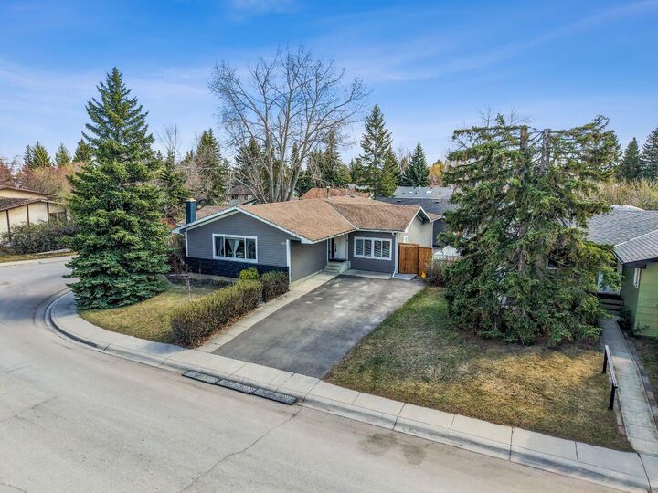 Property Photo:  1703 110 Avenue SW  AB T2W 0E4 