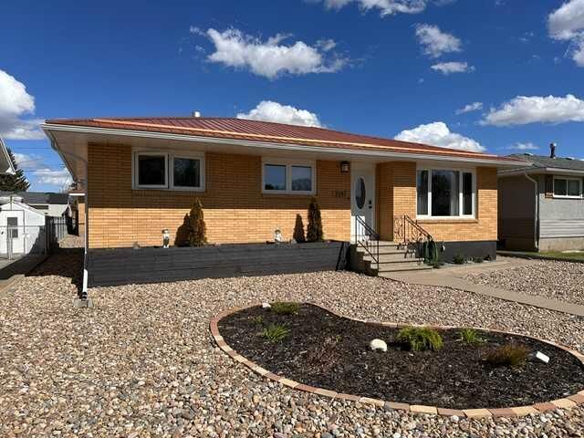Property Photo:  2231 20 Avenue SE  AB T1A 3Y8 