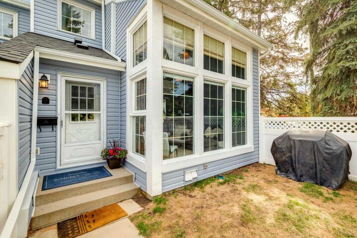 Property Photo:  28 Berwick Crescent NW 57  AB T3K 1Y7 