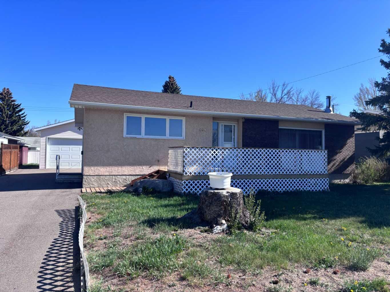 Property Photo:  409 Centre Avenue NE  AB T0K 1M0 