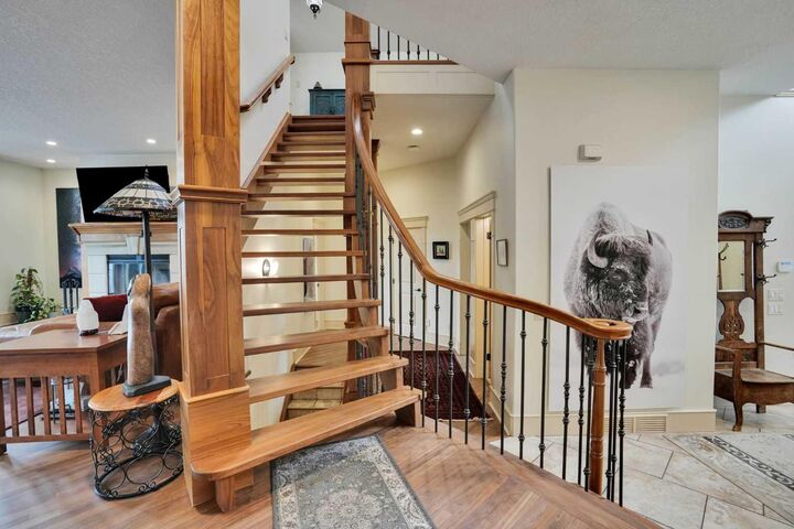 Property Photo:  5107 Carney Road NW  AB T2G 1G1 