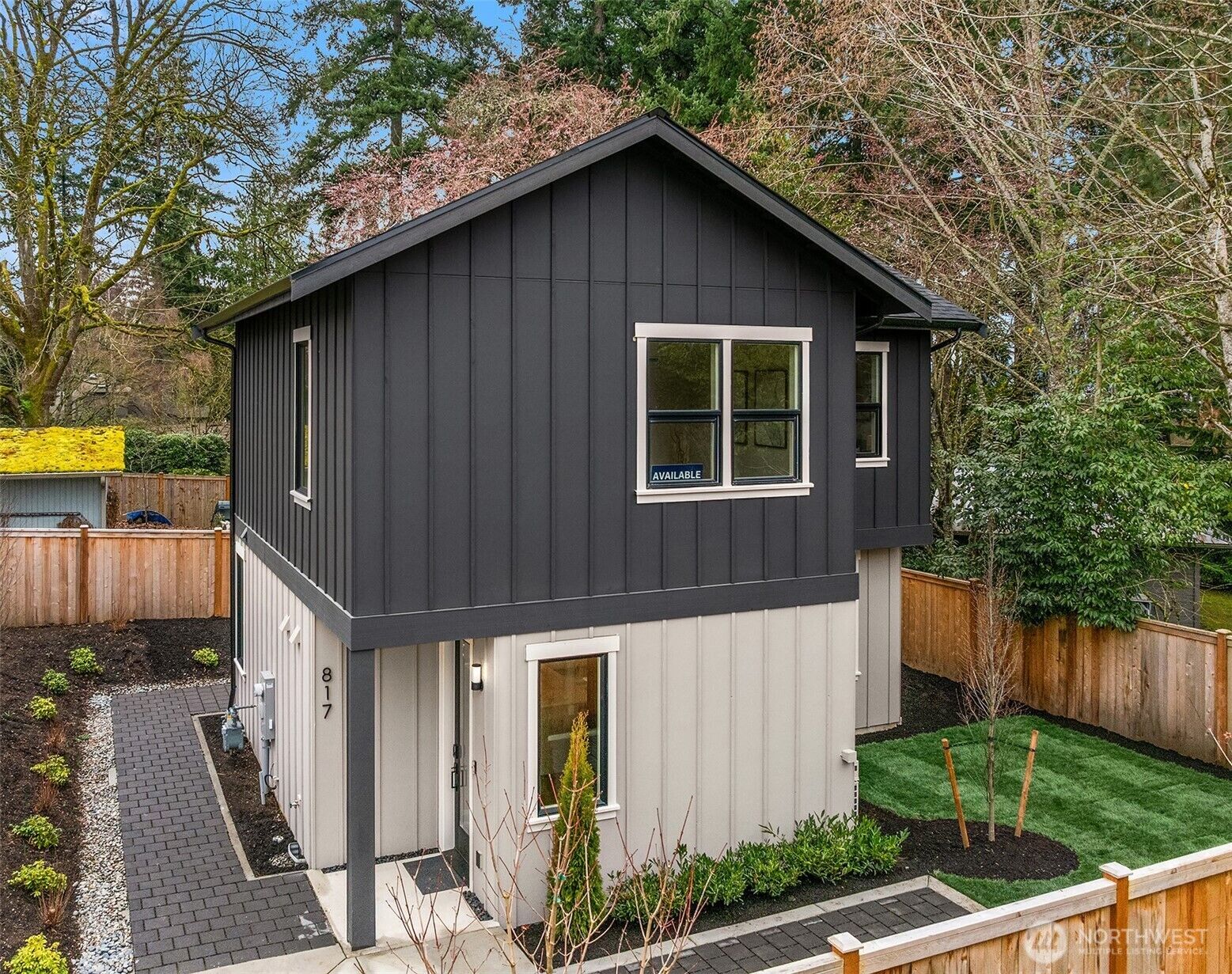 Property Photo:  817  18th Avenue W  WA 98033 