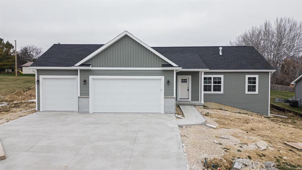 Property Photo:  409 Ridge Court  WI 53576 