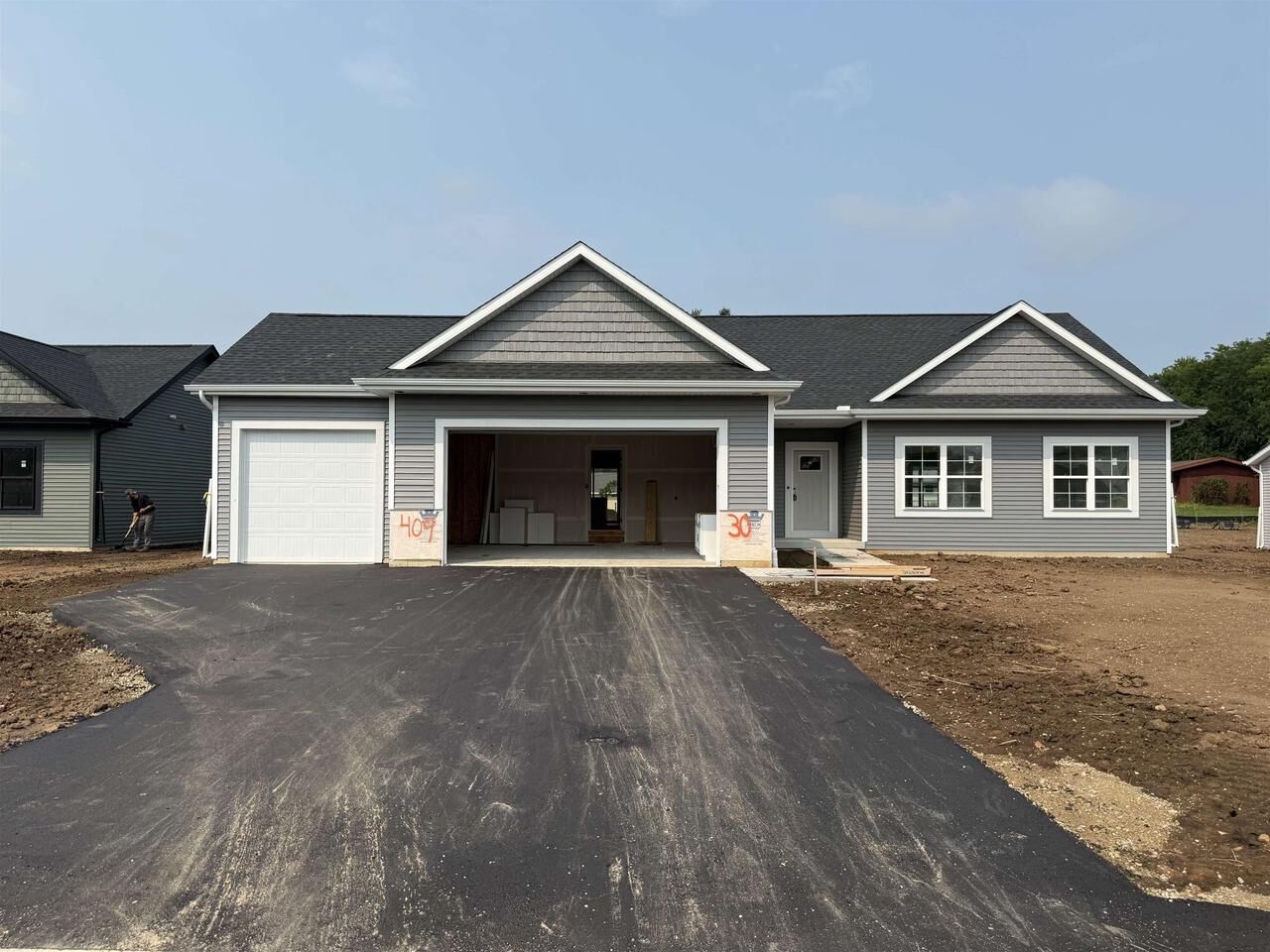 Property Photo:  409 Ridge Court  WI 53576 