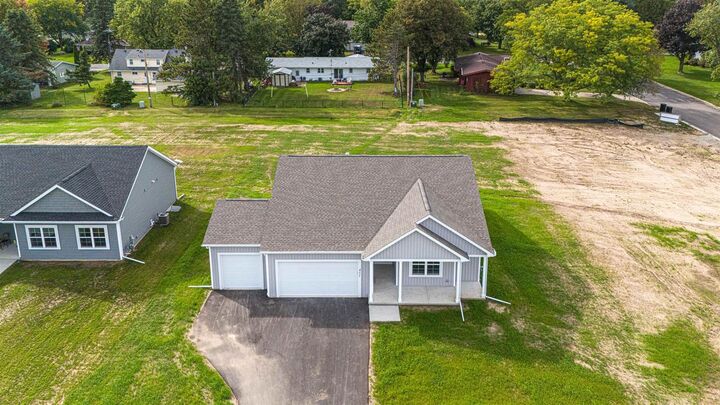 Property Photo:  411 Ridge Court  WI 53576 