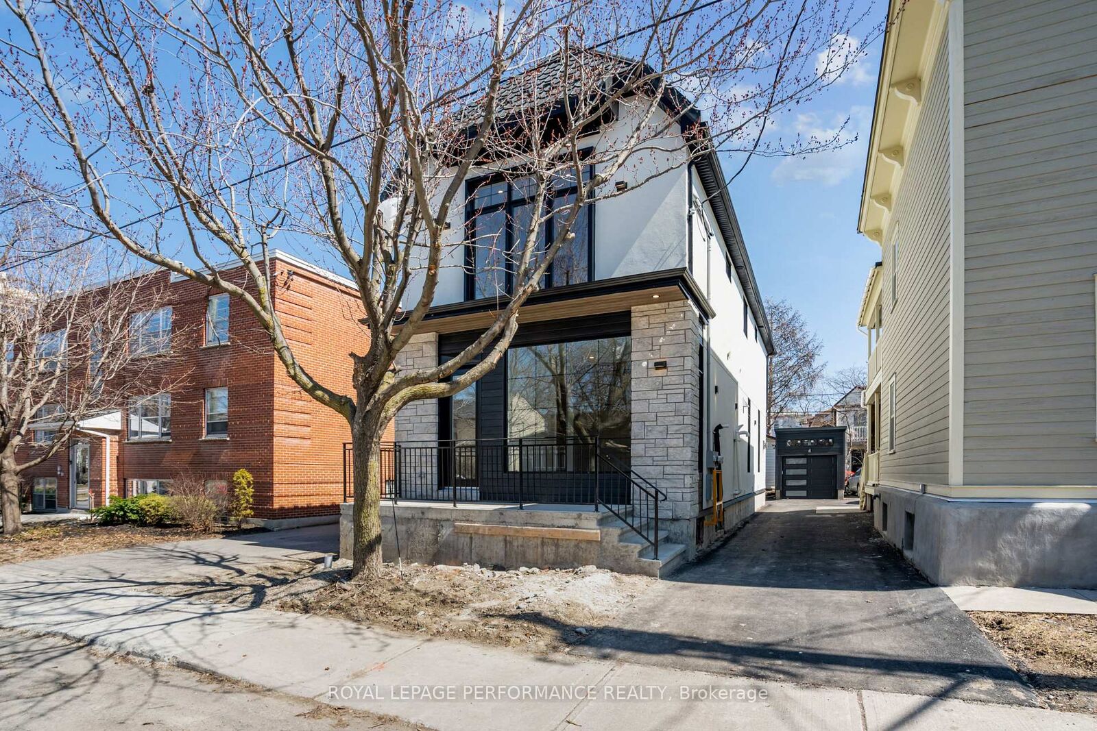 Property Photo: 31 Commanda Way ON K1M 1G1
