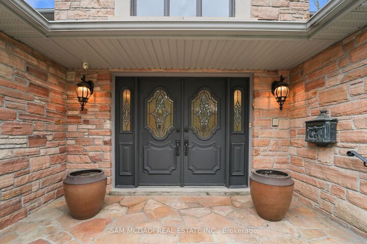 Property Photo: 495 Meadow Wood Road ON L5J 2S4