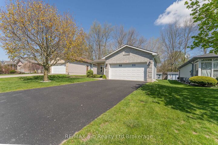 Property Photo: 44 Beech Boulevard ON N4G 5R8