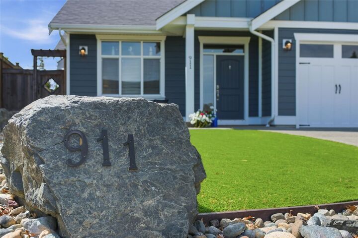 Property Photo:  911 Parkside Cres  BC V9P 0C7 