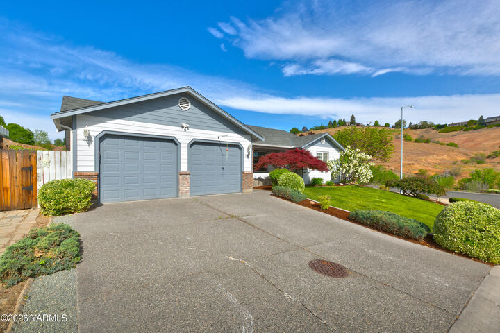 Property Photo:  702 S 7th St  WA 98942 