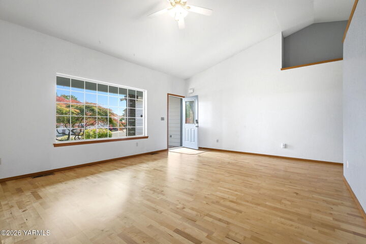 Property Photo:  702 S 7th St  WA 98942 
