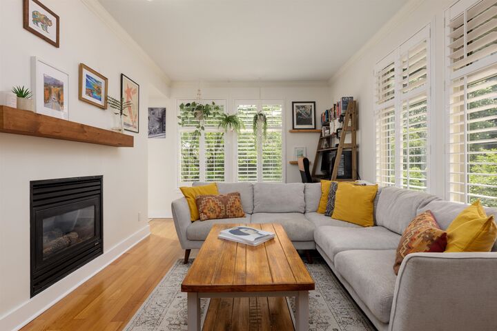 Property Photo: 118 W 22nd Street 201 BC V7M 1Z9