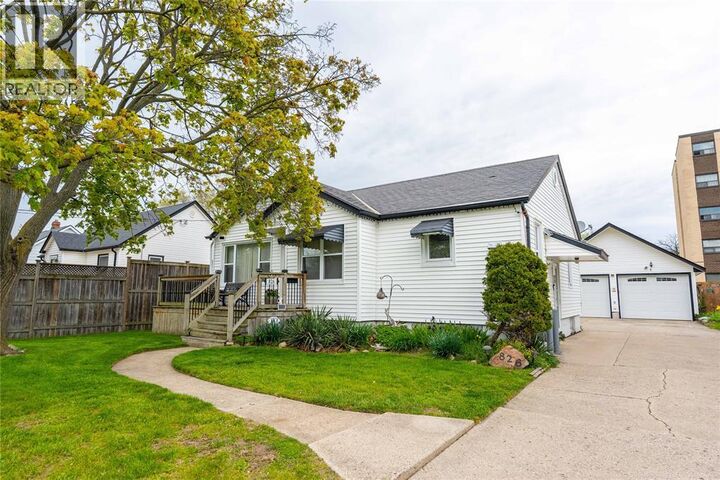 Property Photo:  826 Lynwood Avenue  ON N7T 7A4 