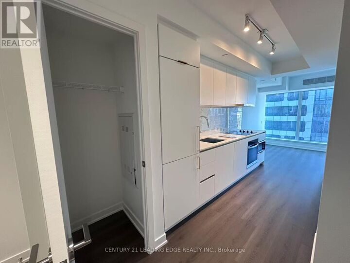 Property Photo:  8 Wellesley Street West 4008  ON M4Y 1E7 