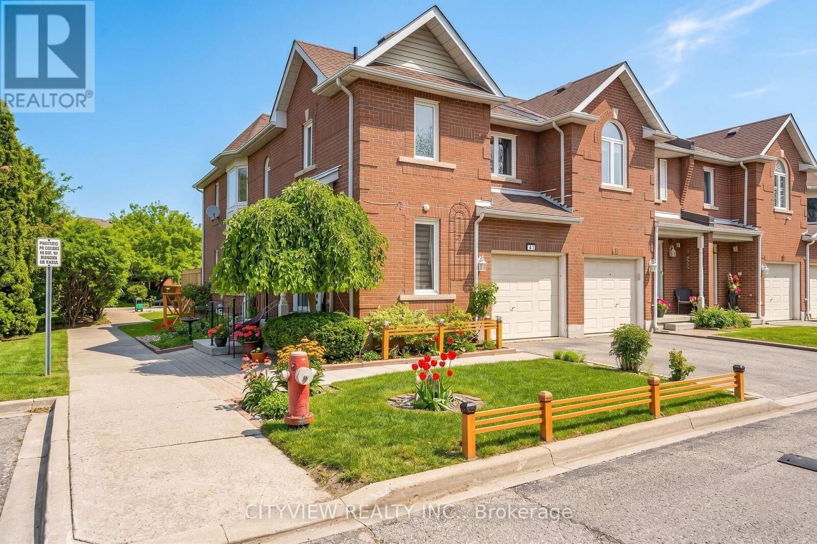 Property Photo:  6050 Bidwell Trail 67  ON L5V 1V6 
