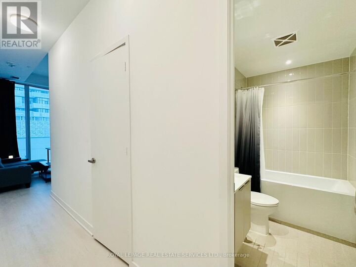 Property Photo: 3900 Confederation Parkway 323 ON L5B 0M3