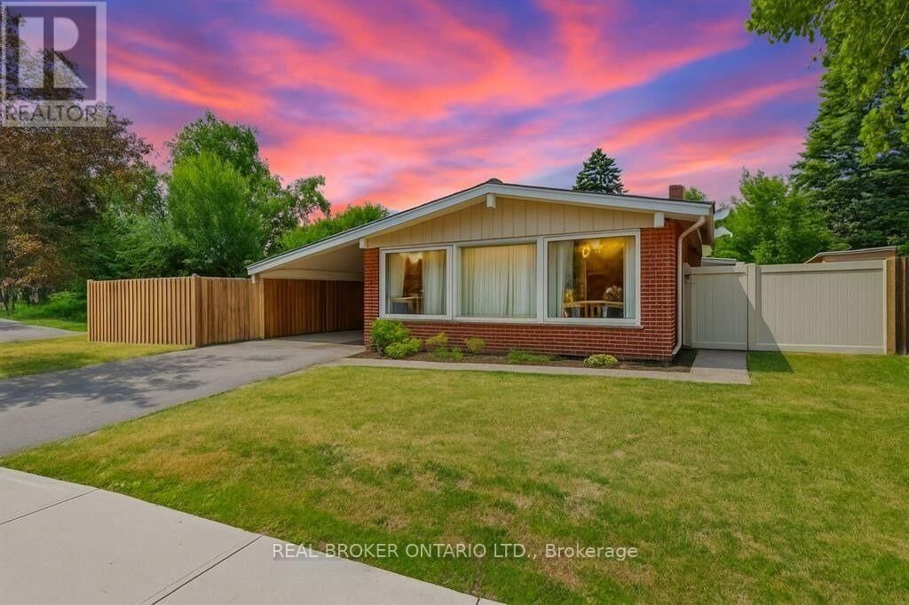 Property Photo:  2061 Featherston Drive 2  ON K1H 6R1 