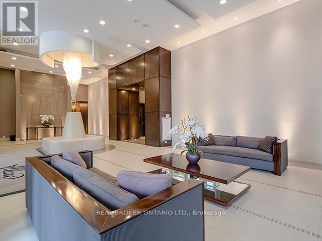 Property Photo:  23 Glebe Road West 524  ON M5P 0A1 