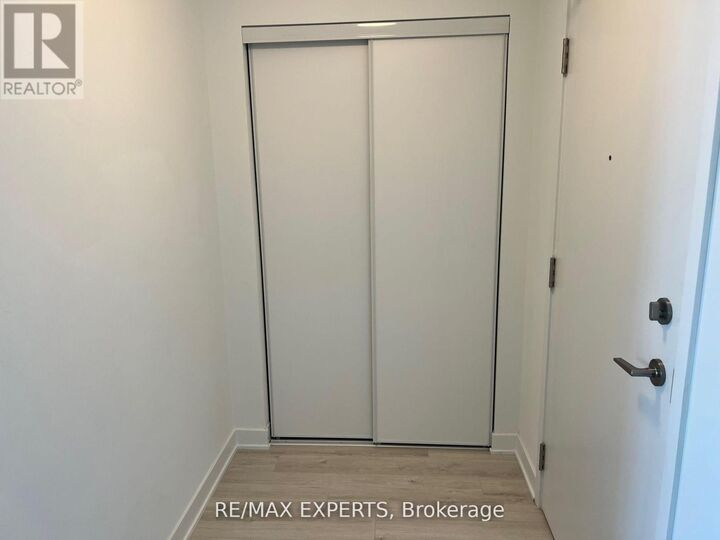 Property Photo:  681 Yonge Street 605  ON L9J 0K1 