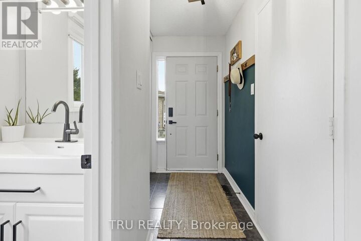 Property Photo:  343 Monica Crescent 18  ON K1E 3N7 