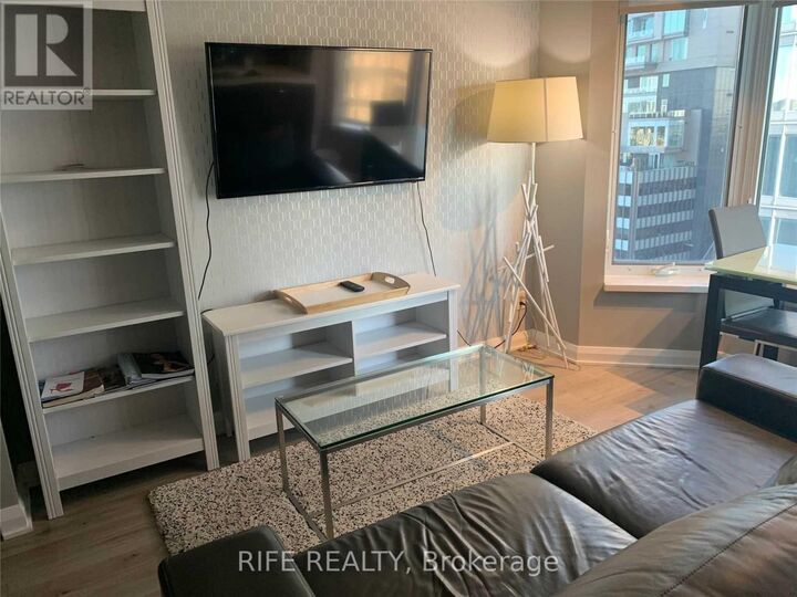 Property Photo:  155 Yorkville Avenue 1709  ON M5R 1C4 