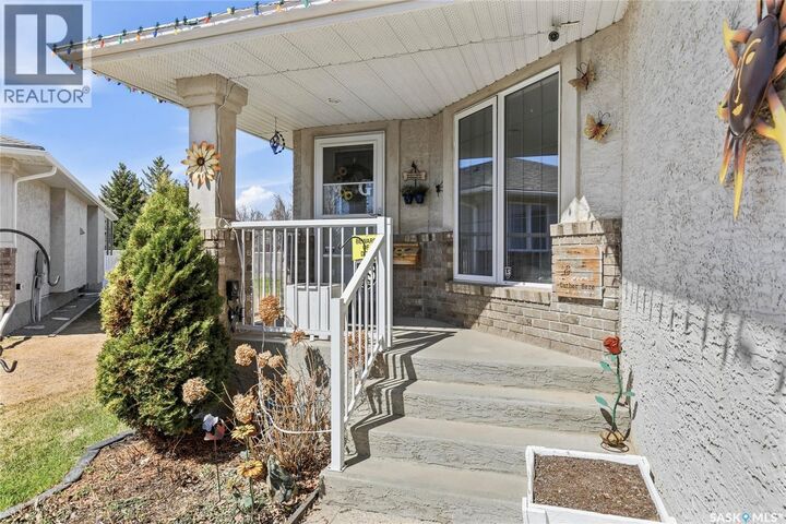 Property Photo:  2827 Meadow Park Crescent E  SK S4V 1N7 