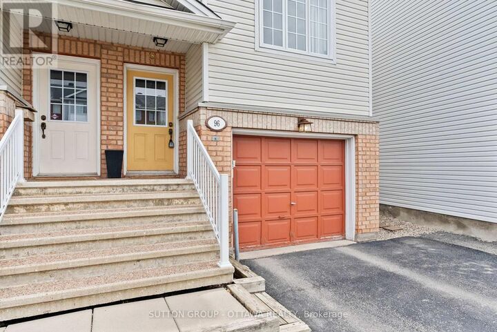 Property Photo:  96 Manhattan Crescent  ON K2C 4B7 