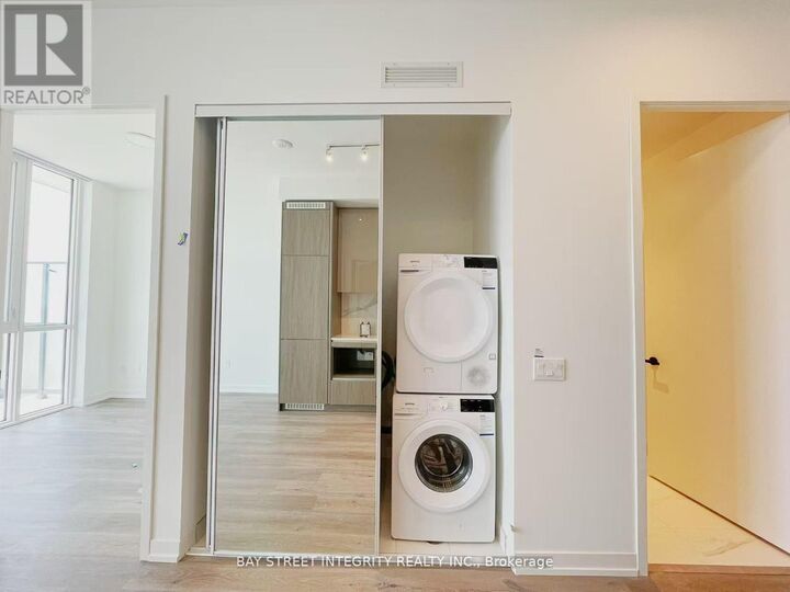 Property Photo:  28 Interchange Way 1911  ON L4K 0P8 