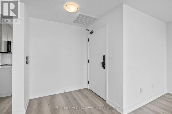 Property Photo:  2075 Lakeshore Road 902  ON L9T 8P9 