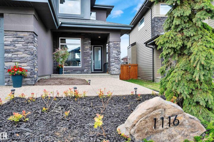 Property Photo:  1116 Hainstock Green SW  AB T6W 2T8 