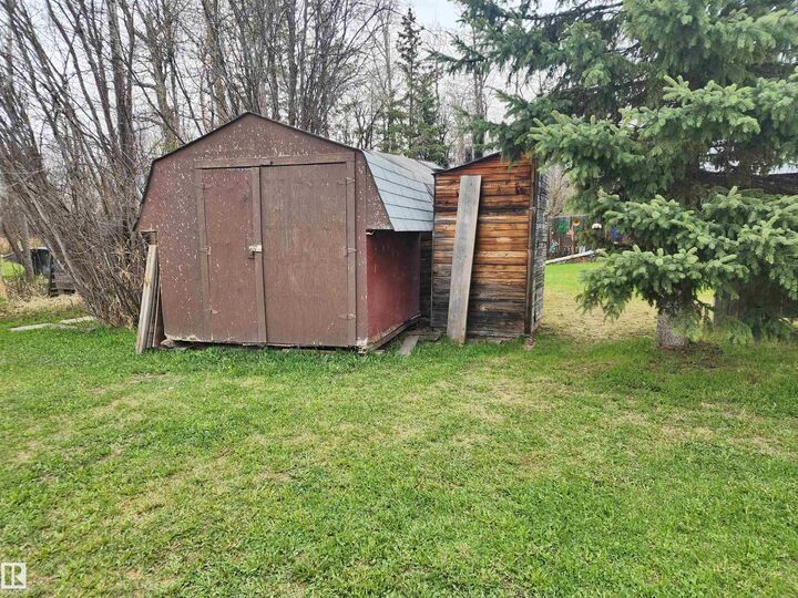 Property Photo:  612 1 Avenue  AB T0C 0T0 