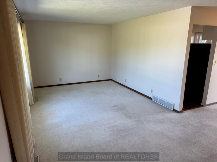 Property Photo:  631 Swan Ln  NE 68801 